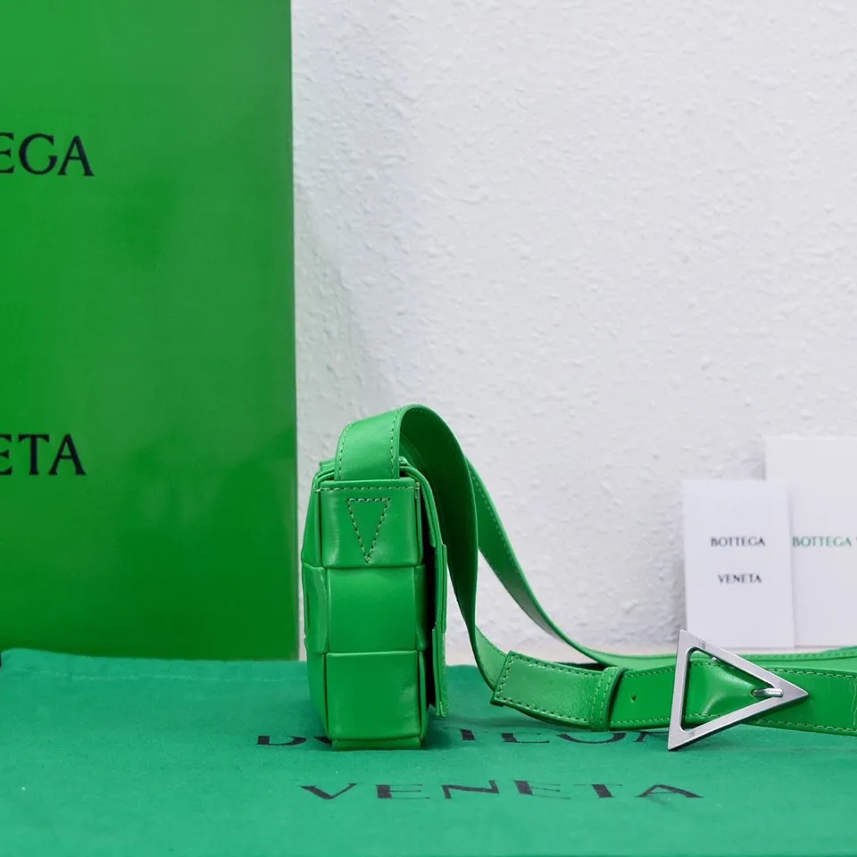 #Bv 2022 autumn and winter new product Cassette small pillow bag. Classic weaving technology and chubby filling design pillow bag. It has developed into a family series and has become the trump card of the new Bottega bag. 🔥 A must-have artifact for fashionistas to match frequently selected fashion items and contemporary exquisite workman concave shapes💚Cute and cute. The medium size is launched in the latest color. Beautiful and dreamy. Super exciting💓 Size: 17.5*10.5*3cm, model: 7587#